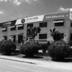 Fachada Comercial Oja BN Cuadrada.